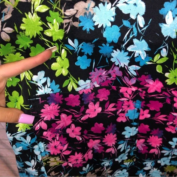 NWT Koi Basics multi color floral pattern V neck short sleeve scrub top - Picture 3 of 16